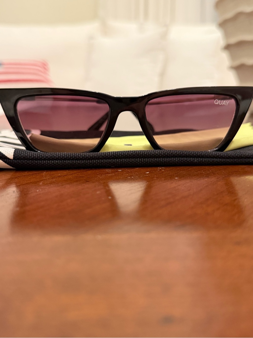 QUAY | The Kween Cat Eye Sunglasses Gradient Lens - Picture 2 of 4